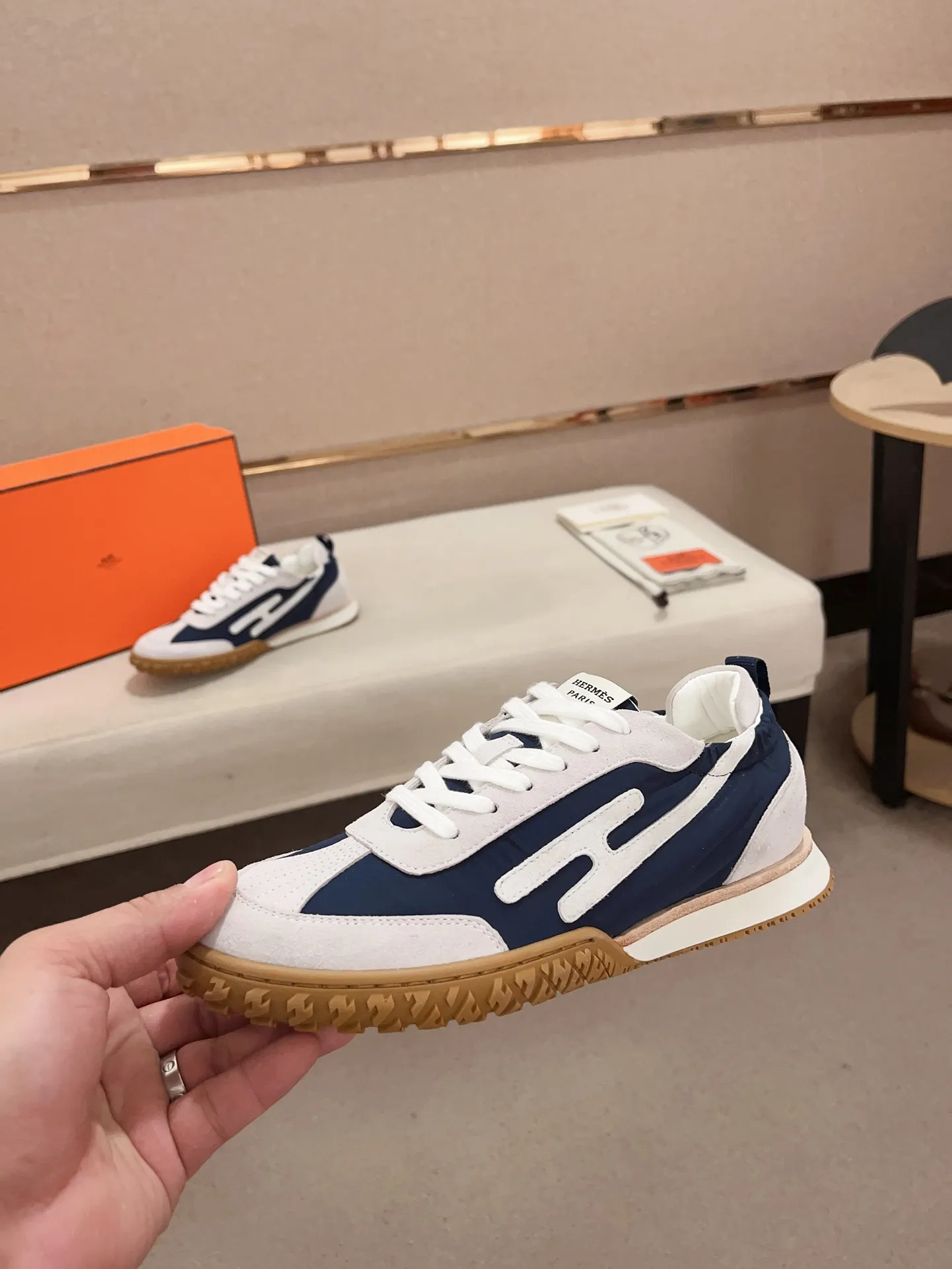 Men's men's shoes 💰: 720💰 Hermes top version # Couple style 💏 24ss casual sneakers Suede goatskin sneakers decorated with contrasting patterns and iconic "H" details, beautifully packaged at the delivery counter 🛍📦 Fabric: suede + cowhide Lining: mixed sheep lining Outsole: original TPU Bottom thickness: 2CM Size: 35-44